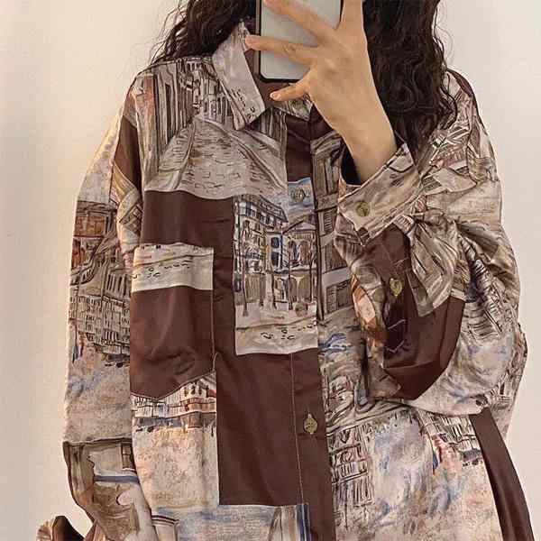 外国の街並みアートが目を惹くゆったりシャツ。パッチワーク風のデザインが個性的な一枚。レトロ感のある配色がニットやアウターとのレイヤードコーデにも馴染みます -さらりとして柔らかく落ち感のあるポリエステ