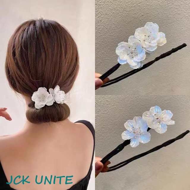 くるくる巻き上げるだけで簡単にシニヨンやお団子ヘアが出来るシニヨンメーカー。ワイヤーの間に髪を挟んでくるくると巻き上げてまとめるだけ -2つ並んだお花がシンプルなまとめ髪も上品で華やかな印象に◎結婚式