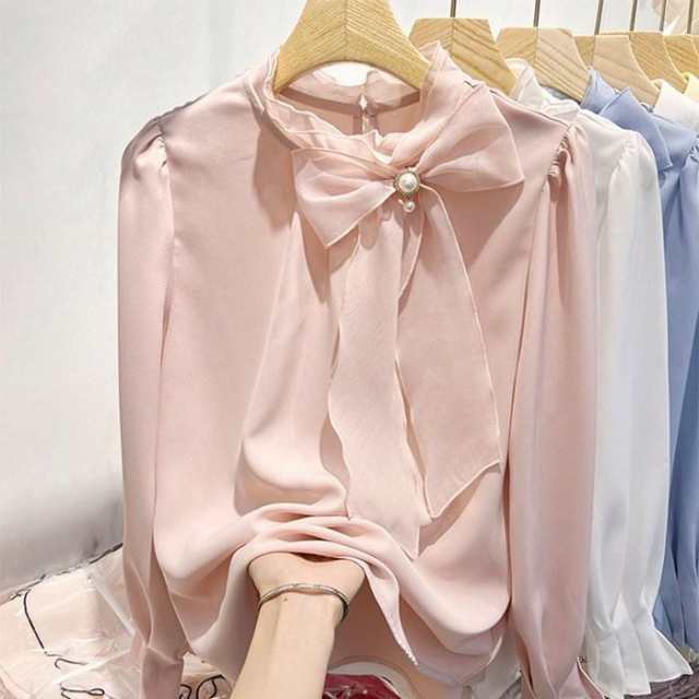 【カラー】ホワイト ピンク ブルー【サイズ】M L XL 2XL【素 材】ポリエステル【透け感】ややあり【POINT】高見え -パールボタン付きリポンボウタイブラウス。斜めのリボンが清楚で華奢な印象に
